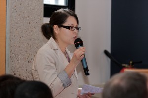 Camille Coulon, conseillère à la CCI du Loiret, anime la 1ère table ronde "Le territoire et l'entrepreneuriat au féminin"