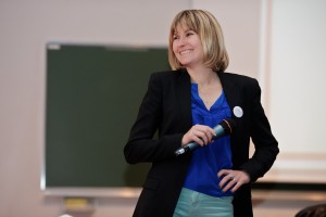 Virginie Avinain, membre de Voy'elles, en plein sketch sur l'entrepreneuriat au féminin